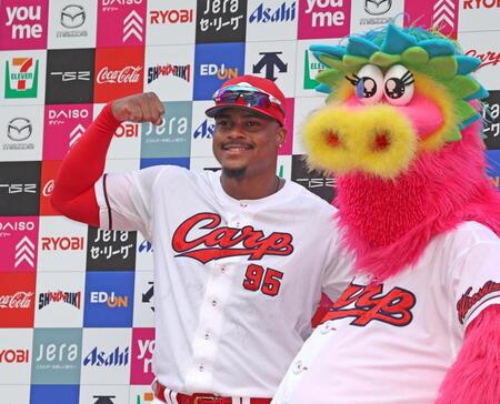 お立ち台でポーズを決めるモンテロ（左）撮影・北村雅宏