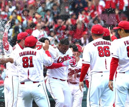９回、サヨナラとなるソロを放ち、祝福されるモンテロ（中央）＝撮影・北村雅宏