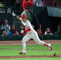 ８回、プロ初ホーマーを放ちベースを回る佐々木（撮影・山口登）