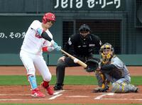 １回、同点の中犠飛を放つ小園（捕手・坂本）＝撮影・山口登