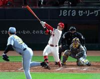 ８回、左前打を放つ勝田（投手・木下、捕手・坂本）＝撮影・山口登