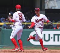 遊撃手のポジションでシートノックを行う矢野（右）＝撮影・北村雅宏