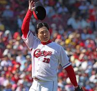 ４回、阪神打線を三者凡退に抑えてベンチに戻る栗林（撮影・北村雅宏）