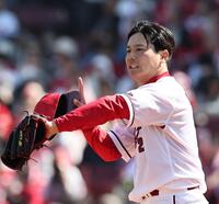 ３回、積極的に野手に声をかける栗林（撮影・田中太一）