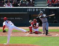 ４回、空振り三振に倒れる森下（撮影・山口登）