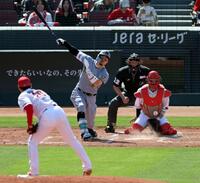 ４回、空振り三振に倒れる佐藤輝（撮影・山口登）