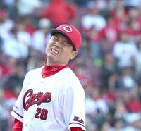 ８回、近本に同点犠飛を浴び、ベンチ前で顔をしかめる栗林（撮影・北村雅宏）