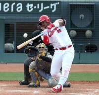 ９回、左越えにサヨナラソロを放つモンテロ（撮影・山口登）