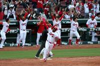 ９回、左越えにサヨナラソロを放つモンテロ（撮影・山口登）