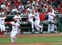 ９回、モンテロがサヨナラソロを放ち、新井監督（右端）ベンチで大喜びする（撮影・山口登）