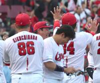 ９回、サヨナラ勝ちに、笑顔を見せる新井監督（奥）＝撮影・北村雅宏