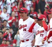 サヨナラ勝ちに笑顔を見せる新井監督（中央）＝撮影・北村雅宏