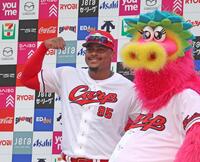 お立ち台でポーズを決めるモンテロ（左）撮影・北村雅宏