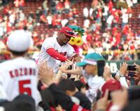 ファンと勝利のタッチを交わすモンテロ（撮影・北村雅宏）