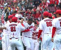 ９回、サヨナラとなるソロを放ち、祝福されるモンテロ（中央）＝撮影・北村雅宏