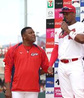 お立ち台でモンテロ（右）の通訳を務めるフェリシアーノ通訳（撮影・北村雅宏）