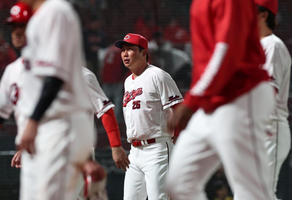 ４連敗を喫し、足早に引き揚げる新井監督（中央）＝撮影・北村雅宏