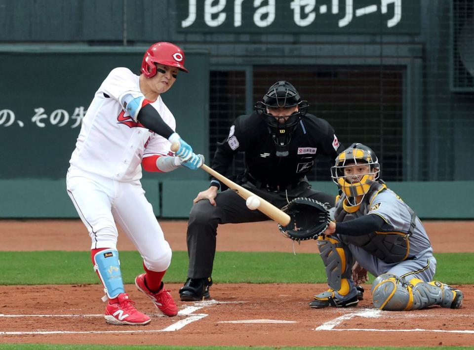 １回、同点の中犠飛を放つ小園（捕手・坂本）＝撮影・山口登