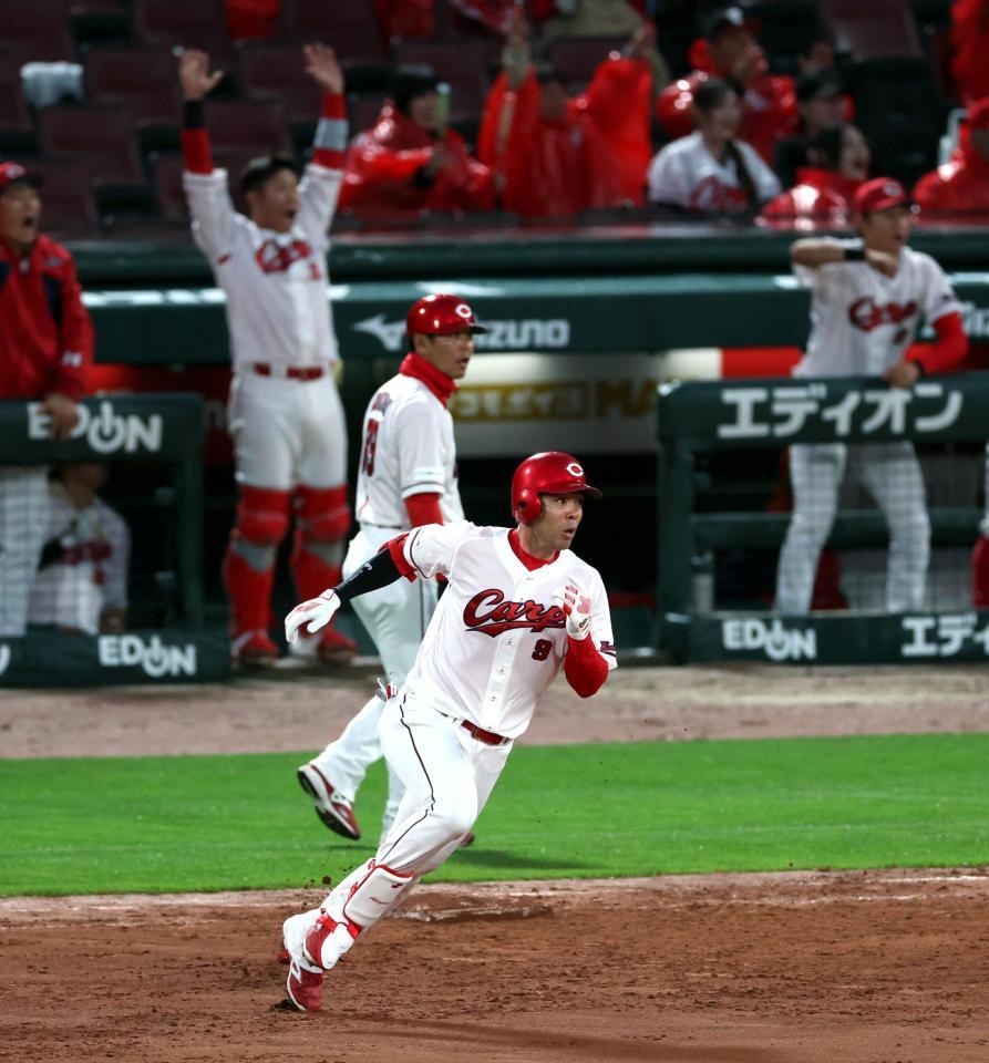 ７回、左越えにソロを放ちベースを回る秋山（撮影・山口登）