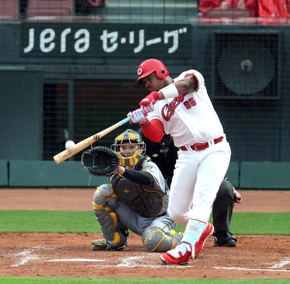 ４回、勝ち越しの右犠飛を放つモンテロ（捕手・坂本）＝撮影・山口登