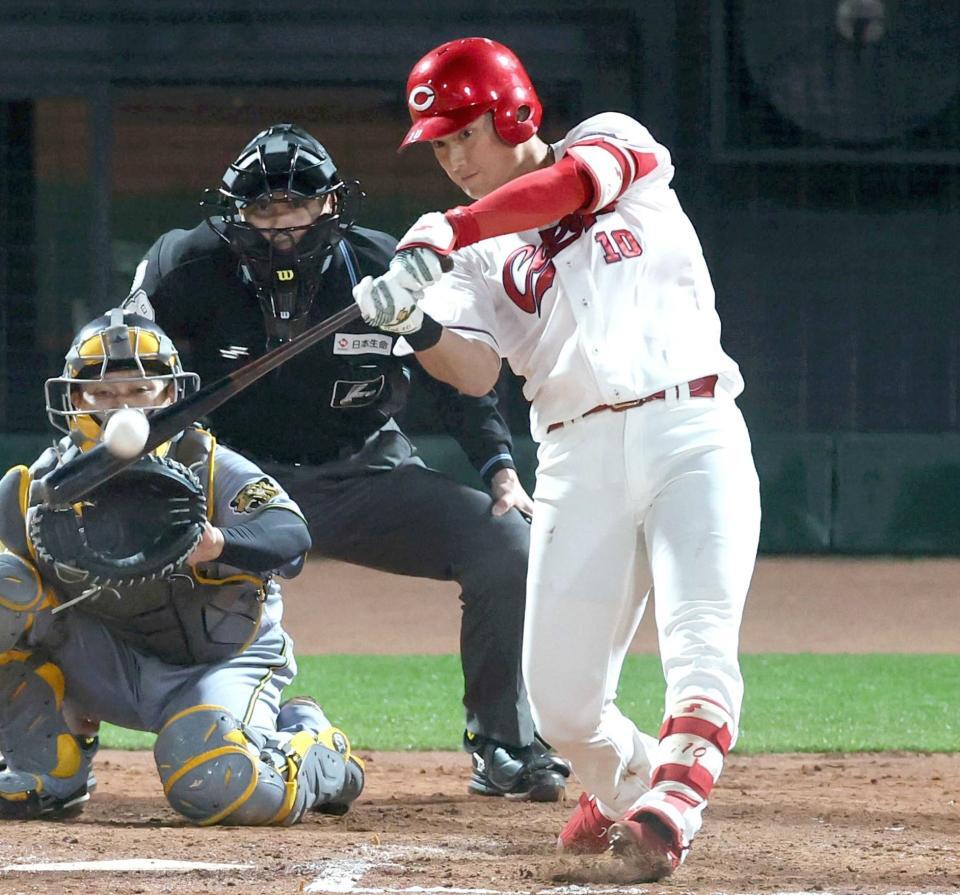 ８回、左越えにプロ初アーチとなる１号ソロを放つ佐々木（撮影・山口登）