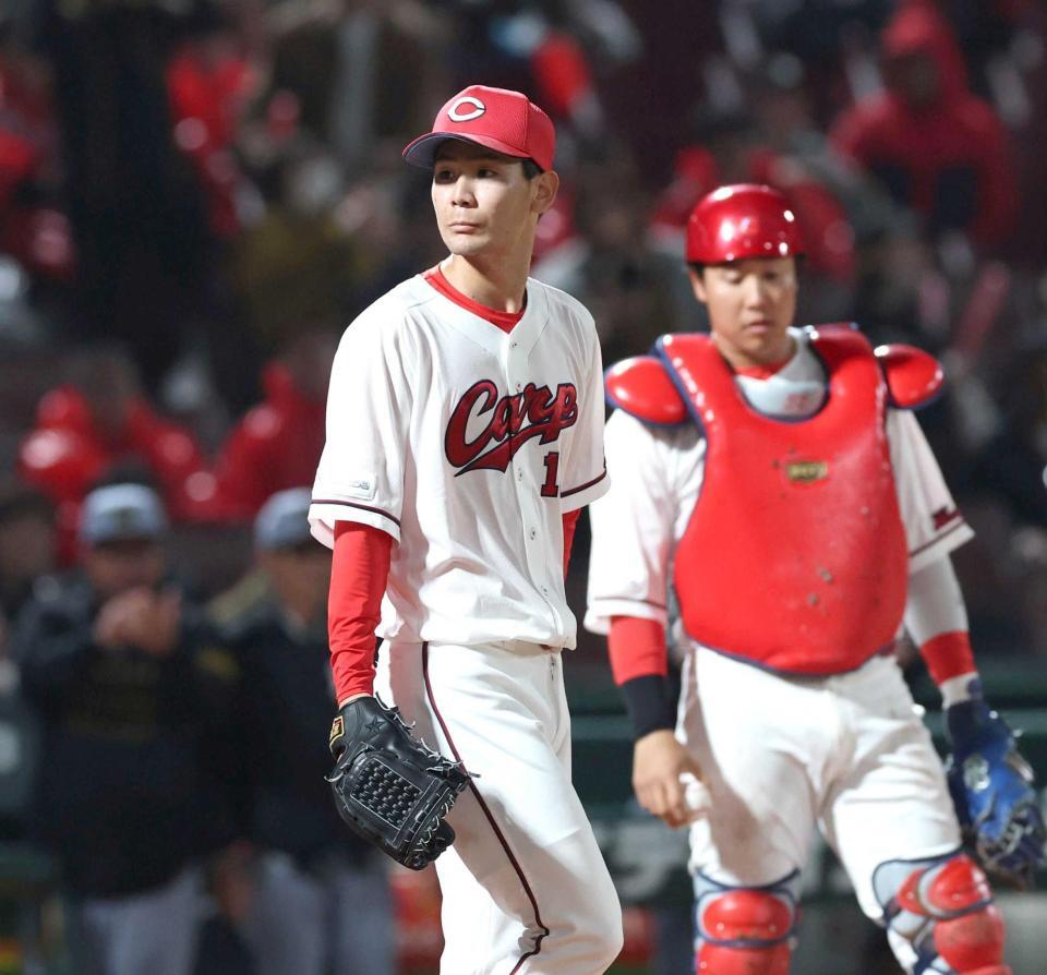 ９回、中野に同点打を許し、ぼう然と立ち尽くす森浦