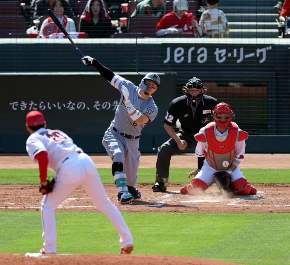 ４回、空振り三振に倒れる佐藤輝（撮影・山口登）