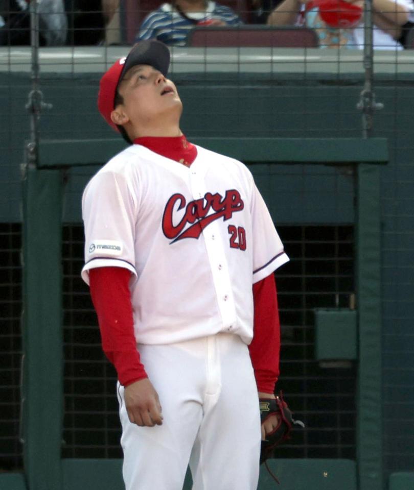 ８回、同点に追いつかれ天を仰ぐ栗林（撮影・山口登）