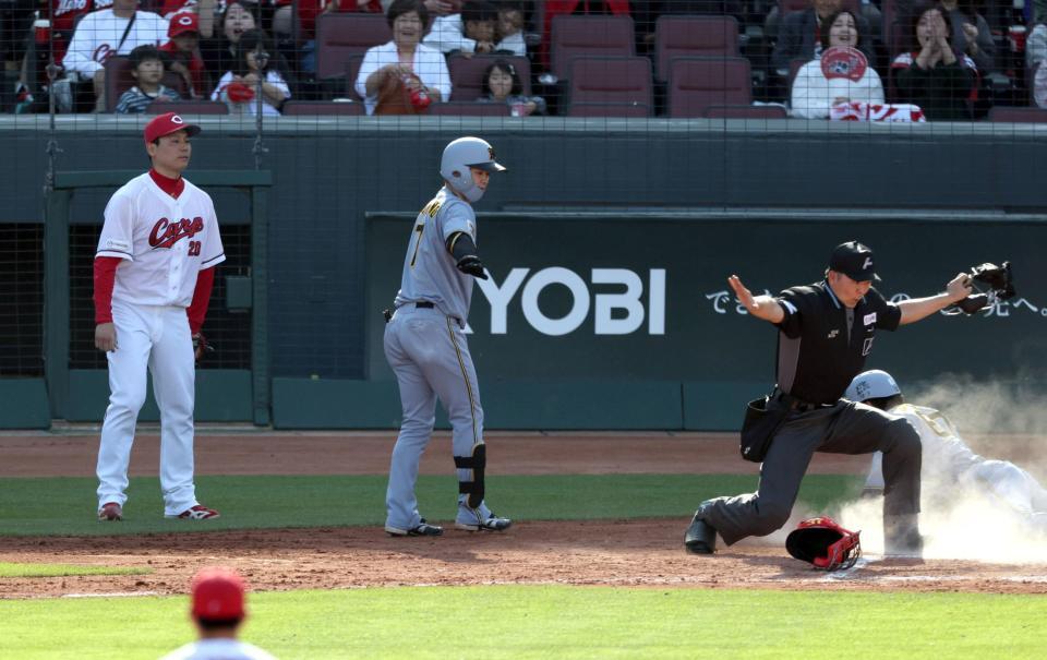 ８回、栗林（左）は近本に犠飛をを打たれ、三塁走者の高寺が生還し同点に追いつかれる（撮影・山口登）