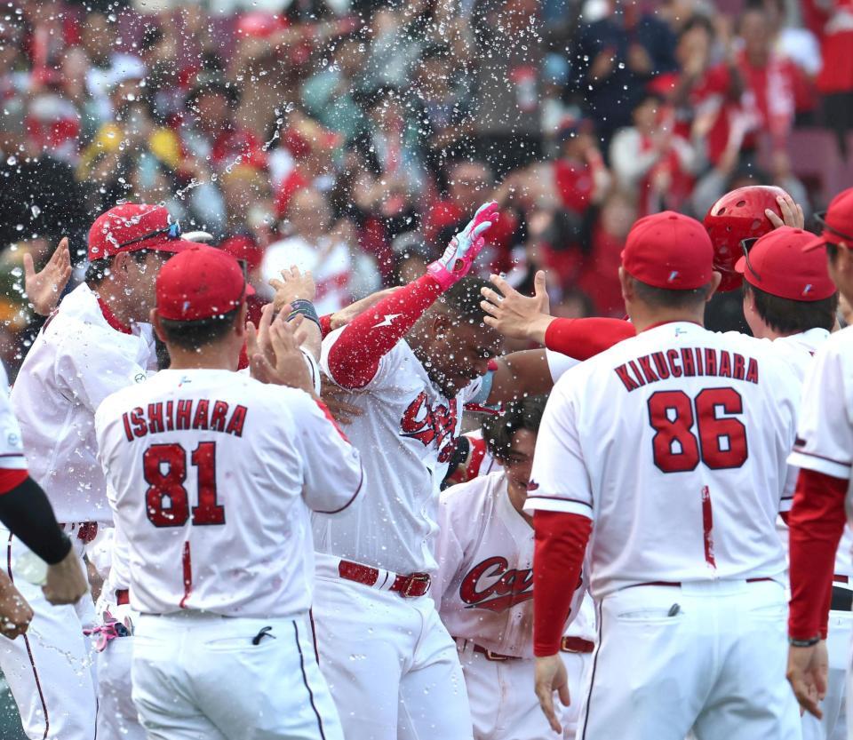 ９回、サヨナラとなるソロを放ち、祝福されるモンテロ（中央）＝撮影・北村雅宏