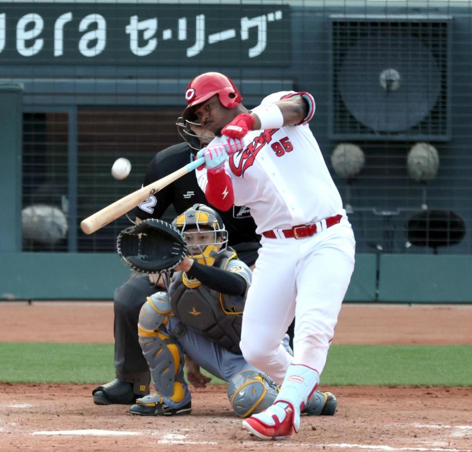 ９回、左越えにサヨナラソロを放つモンテロ（撮影・山口登）