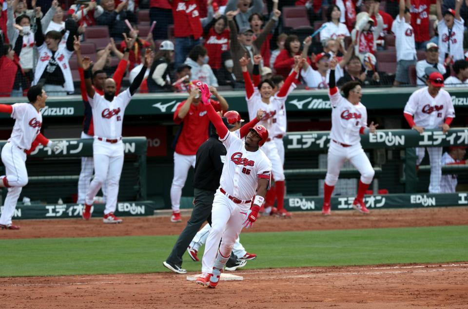 ９回、左越えにサヨナラソロを放つモンテロ（撮影・山口登）