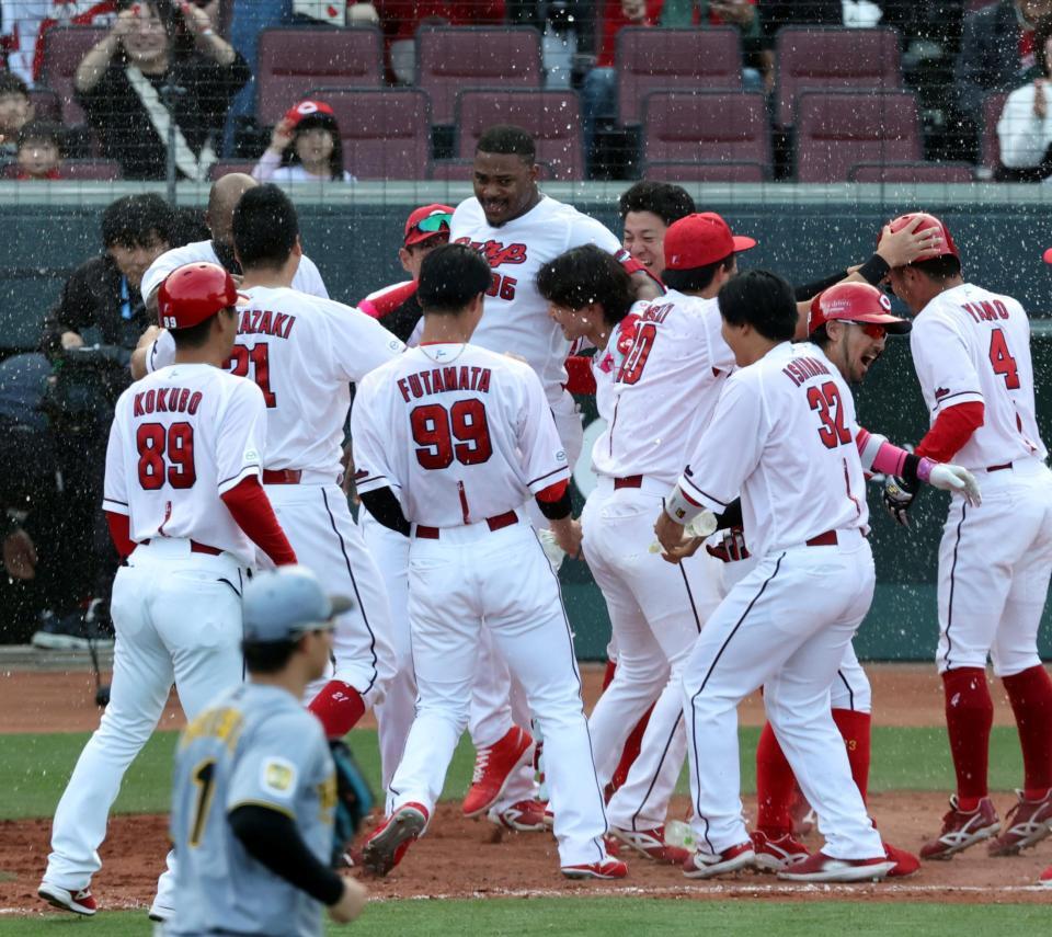 ９回、モンテロ（中央）がサヨナラソロを放ちナインから祝福される（撮影・山口登）