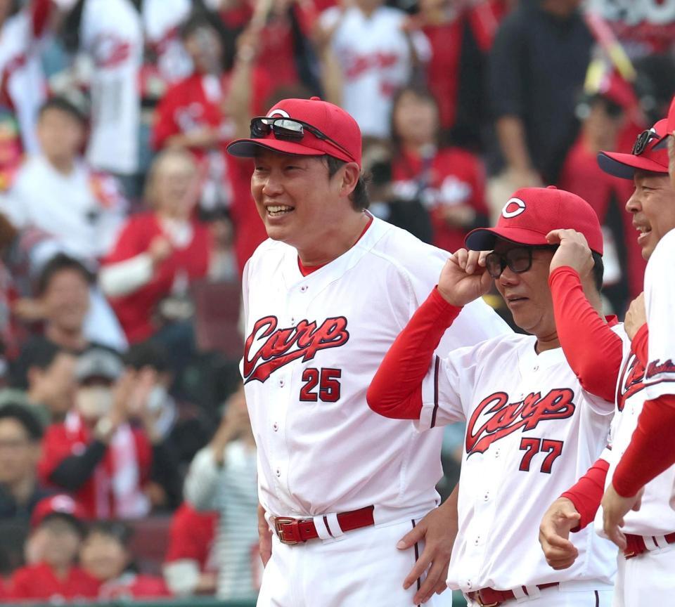 サヨナラ勝ちに笑顔を見せる新井監督（中央）＝撮影・北村雅宏