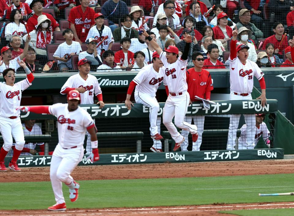 ９回、モンテロがサヨナラソロを放ち、新井監督（右端）ベンチで大喜びする（撮影・山口登）