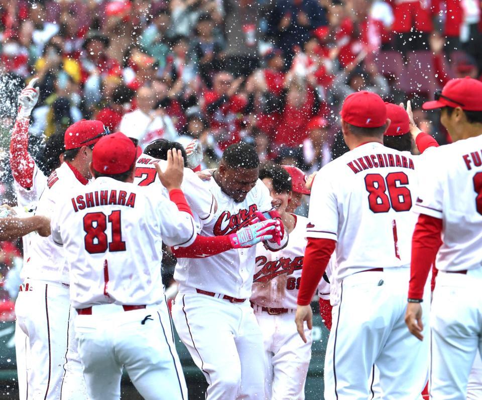 ９回、サヨナラとなるソロを放ち、祝福されるモンテロ（中央）＝撮影・北村雅宏