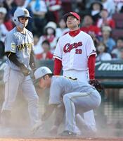８回、高寺（手前）に同点の生還を許し、痛恨の表情を浮かべる栗林　
