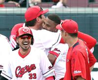 モンテロと抱き合う新井監督（撮影・山口登）　