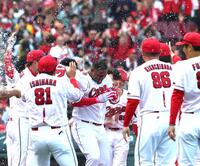 ９回、サヨナラとなるソロを放ち、祝福されるモンテロ（中央）＝撮影・北村雅宏