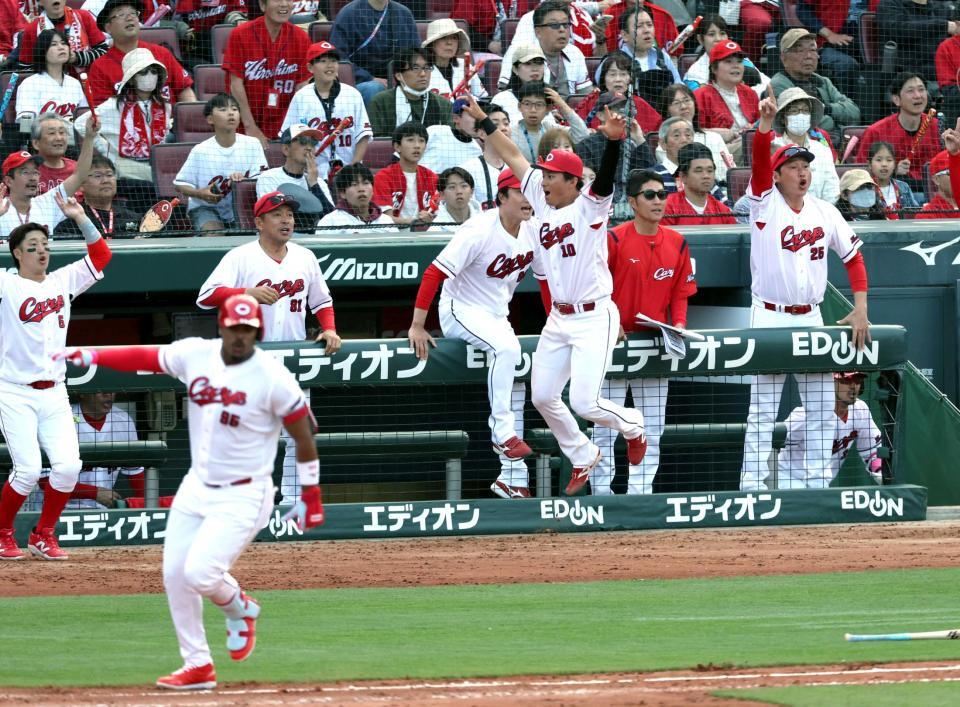 ９回、モンテロがサヨナラソロを放ち、新井監督（右端）らはベンチで大喜びする（撮影・山口登）　