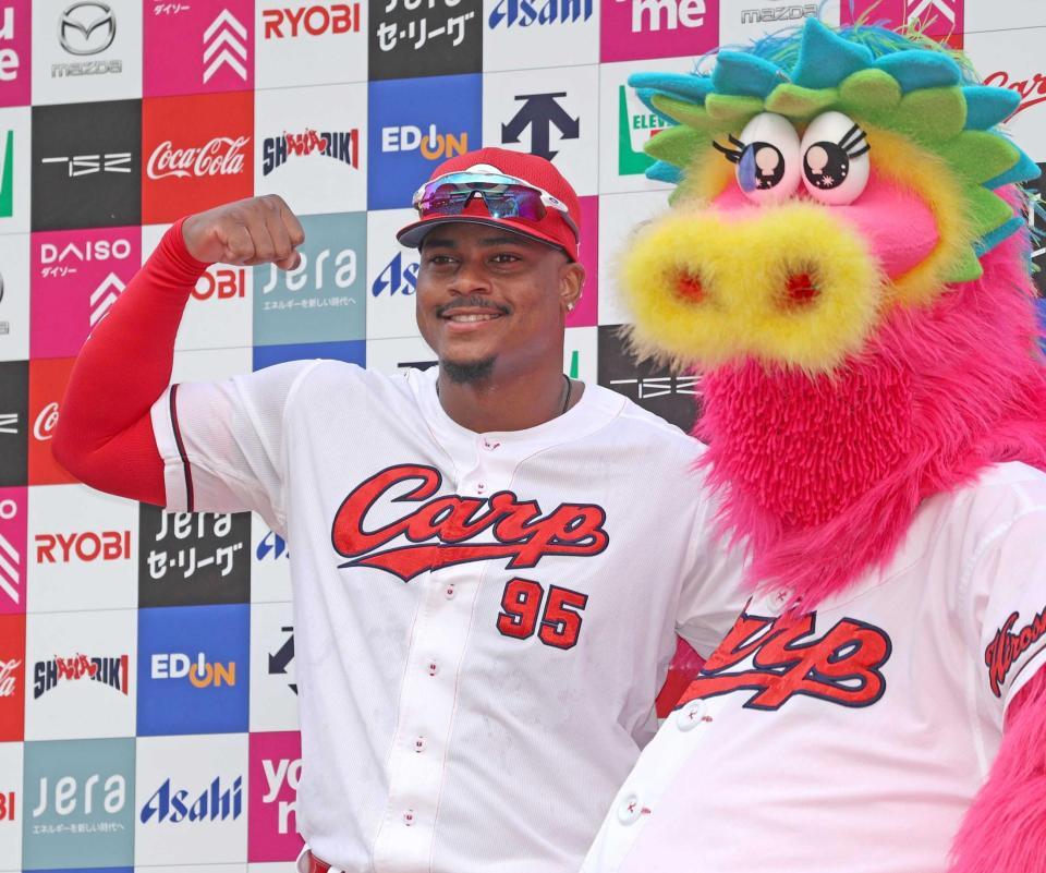 お立ち台でポーズを決めるモンテロ（左）＝撮影・北村雅宏　