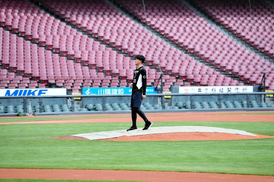 マウンドを確認する岡本（撮影・畠山賢大）