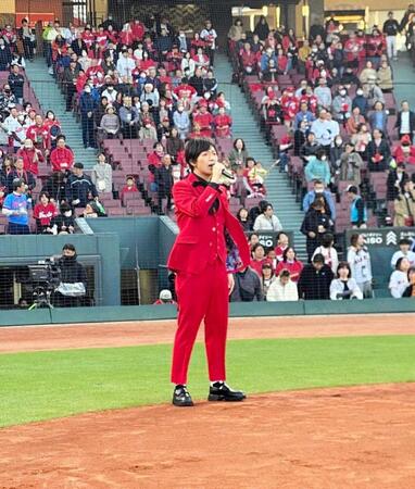 試合前に国歌独唱する岡本幸太（事務所提供）