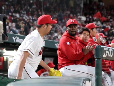 ９回、マウンドに向かう中崎（左）＝撮影・北村雅宏