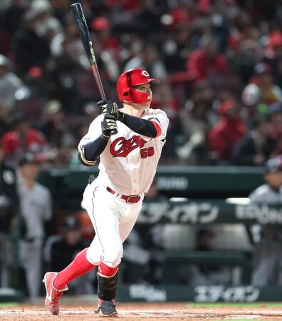 ５回、２ランを放つ大盛（撮影・北村雅宏）