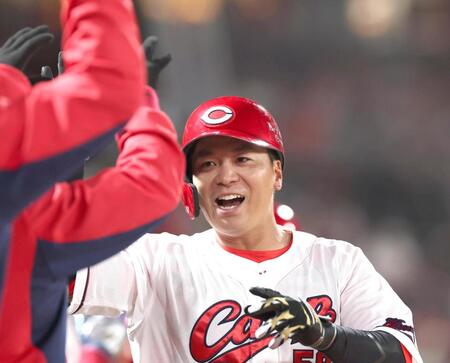 ５回、２ランを放った大盛はナインとタッチを交わす（撮影・北村雅宏）