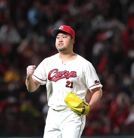 ９回、最後を締めた中崎は拳を握る（撮影・北村雅宏）