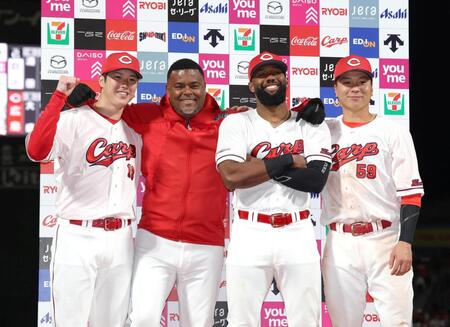 お立ち台でポーズを決める（左から）森下、フェリシアーノ通訳、ファビアン、大盛（撮影・北村雅宏）