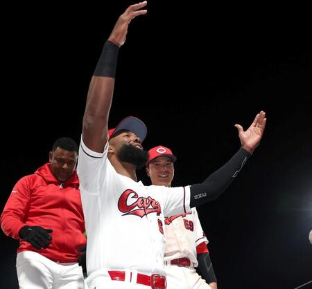 巨人に勝利し、引き揚げるファビアン（撮影・北村雅宏）