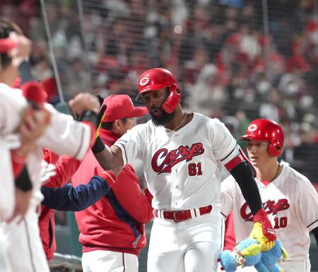 ５回、先制となる２ランを放ったファビアンはナインとタッチを交わす（撮影・北村雅宏）